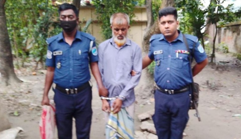 সিদ্ধিরগঞ্জে যৌথ বাহিনীর অভিযানে গাঁজা, দেশীয় অস্ত্রসহ একজন আটক