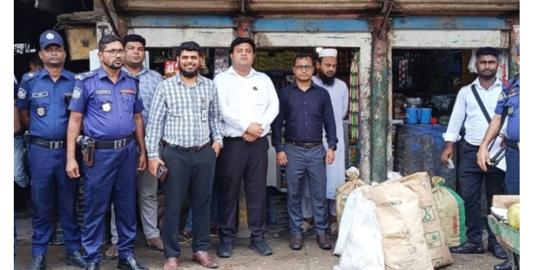 সিদ্ধিরগঞ্জে ভ্রাম্যমাণ আদালতের অভিযানে প্রায় ১১১ কেজি নিষিদ্ধ ঘোষিত পলিথিন জব্দ,জরিমানা