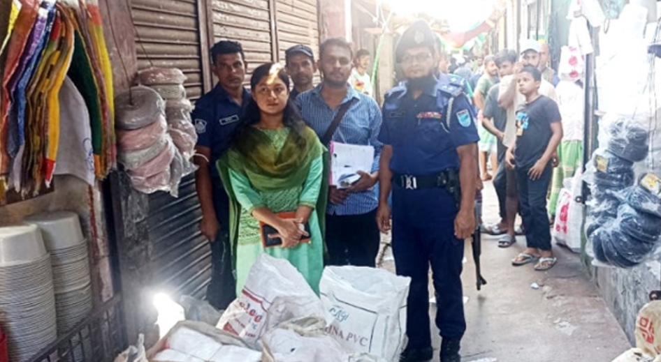 শহরের দিগুবাবুর বাজারে অভিযান চালিয়ে নিষিদ্ধ পলিথিন জব্দ, জরিমানা 