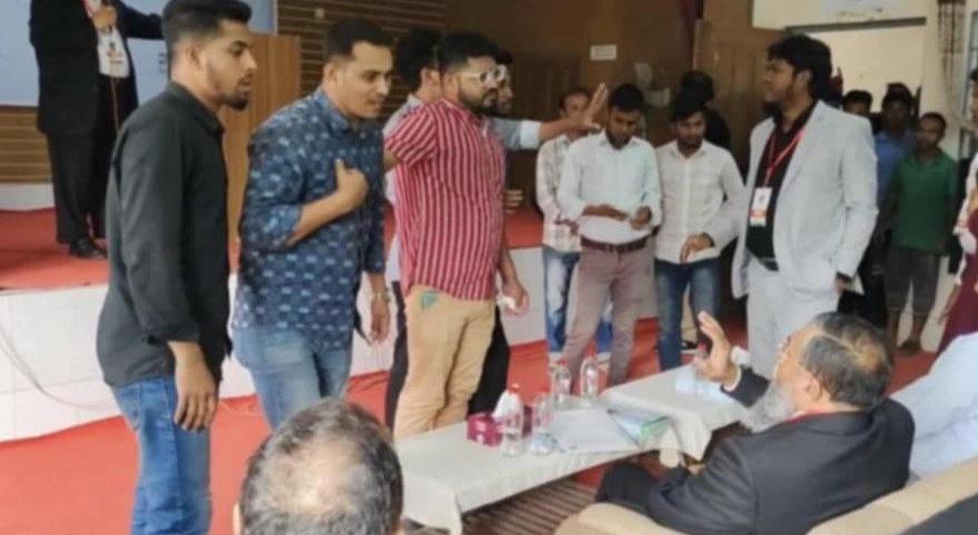 তোপের মুখে বিকেএমইএ'র সভাপতি হাতেম, আওয়ামীলীগের দোসর স্লোগান 