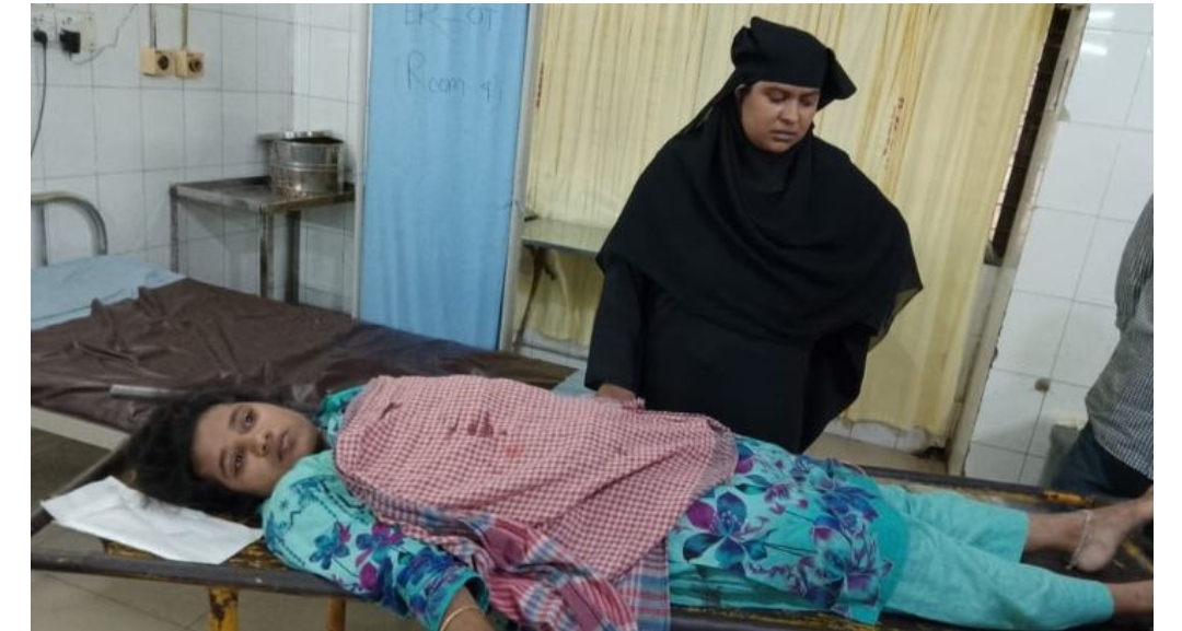 র‌্যাবকে লক্ষ্য করে সন্ত্রাসীদের ছোড়া গুলিতে এক নারী গুলিবিদ্ধ 