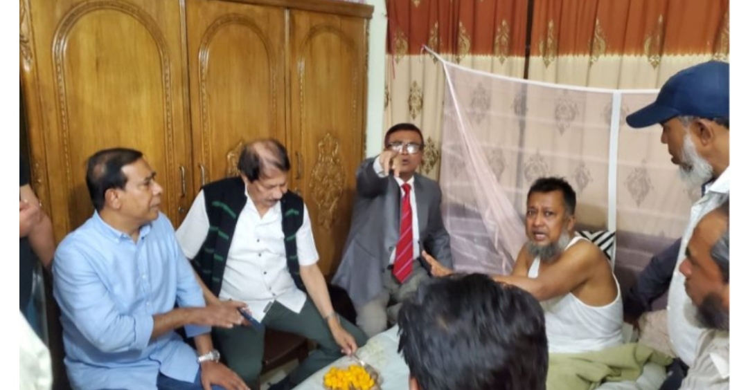 ডেঙ্গু আক্রান্ত টিপুকে দেখতে গিয়ে পাশাপশি মাসুদুজ্জামান - সাখাওয়াত 