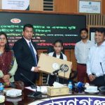 দৃষ্টি প্রতিবন্ধী মেধাবী ছাত্রী সালমার পাশে মানবিক ডিসি জাহিদুল ইসলাম 