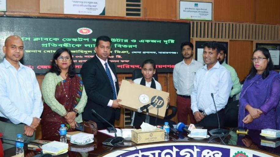 দৃষ্টি প্রতিবন্ধী মেধাবী ছাত্রী সালমার পাশে মানবিক ডিসি জাহিদুল ইসলাম 