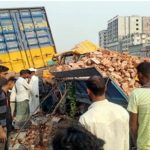 সিদ্ধিরগঞ্জে থেমে থাকা কাভার্ডভ্যানের পেছনে ট্রাকের ধাক্কা, নিহত ১