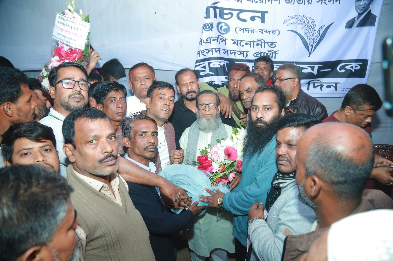সাংসদ আবুল কালাম'কে ফুলেল শুভেচ্ছা জানালেন বাংলাদেশ সনাতন পার্টির নেতৃবৃন্দ 