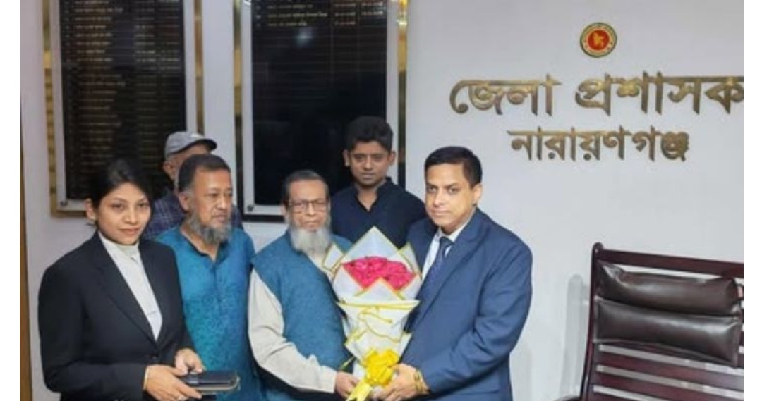 জেলা প্রশাসকের সঙ্গে সৌজন্যে সাক্ষাৎ : সংসদ সদস্য আবুল কালাম'কে ফুলেল শুভেচছা 