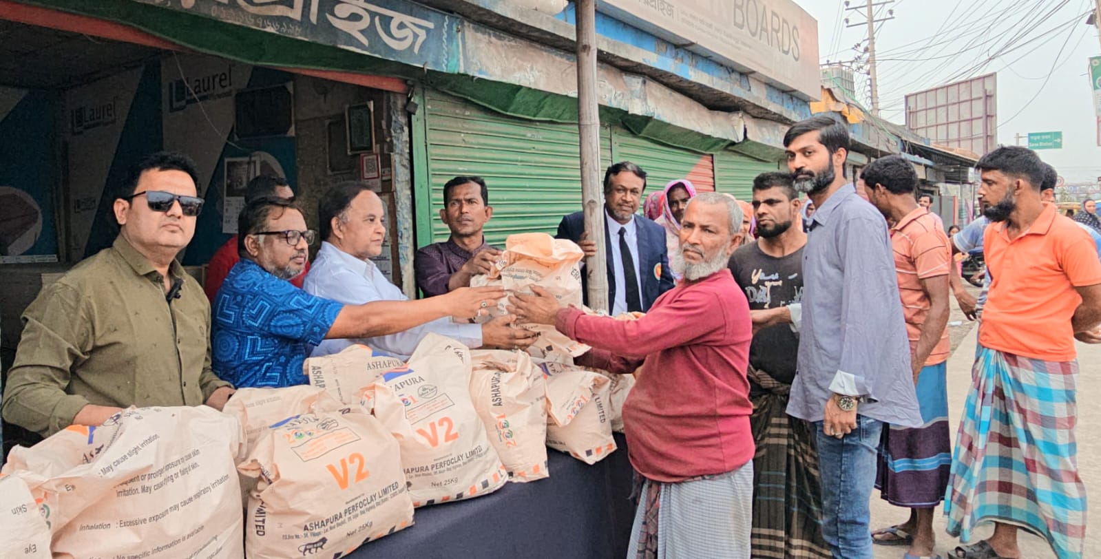 হযরত ওয়ায়েজ করুনী(রাঃ) ফাউন্ডেশনের উদ্যোগে অসহায়দের মাঝে ইফতার ও ঈদ সামগ্রী বিতরণ
