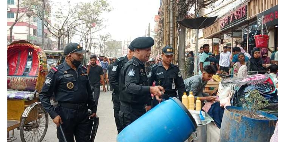 নারায়ণগঞ্জে যানজট নিরসন এবং ফুটপাত দখলমুক্ত রাখতে র‍্যাবের অভিযান