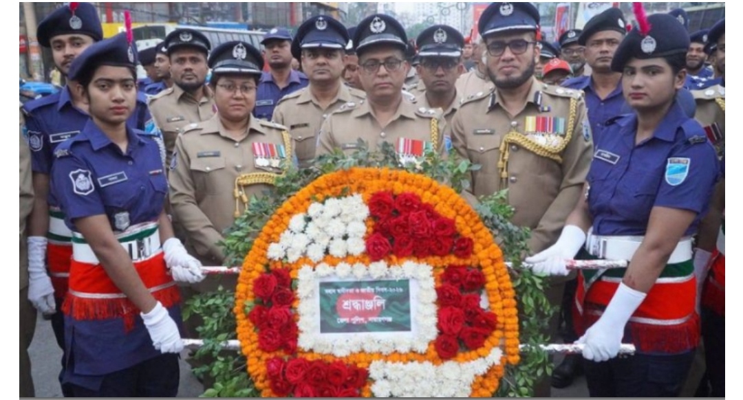 স্বাধীনতা দিবসে বিজয় স্তম্ভে জেলা পুলিশের পুষ্পস্তবক অর্পণ