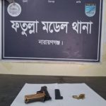 ফতুল্লায় স্টেডিয়ামের পাশে রাস্তা থেকে বিদেশি পিস্তল, ম্যাগাজিন ও তাজা গুলি উদ্ধার 