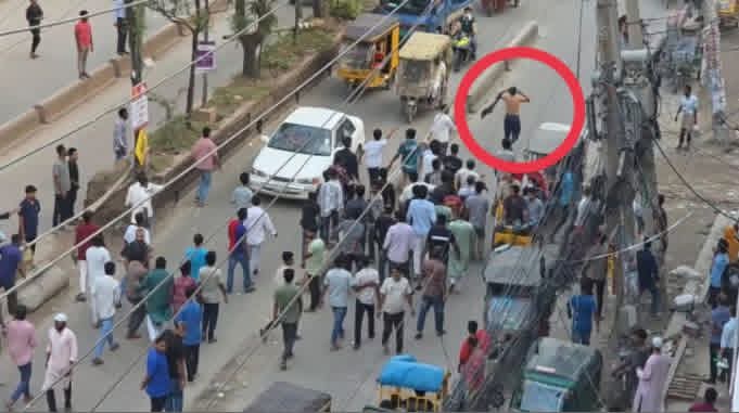 সিটি করপোরেশনের দুই কর্মচারীকে পিটালো হকাররা