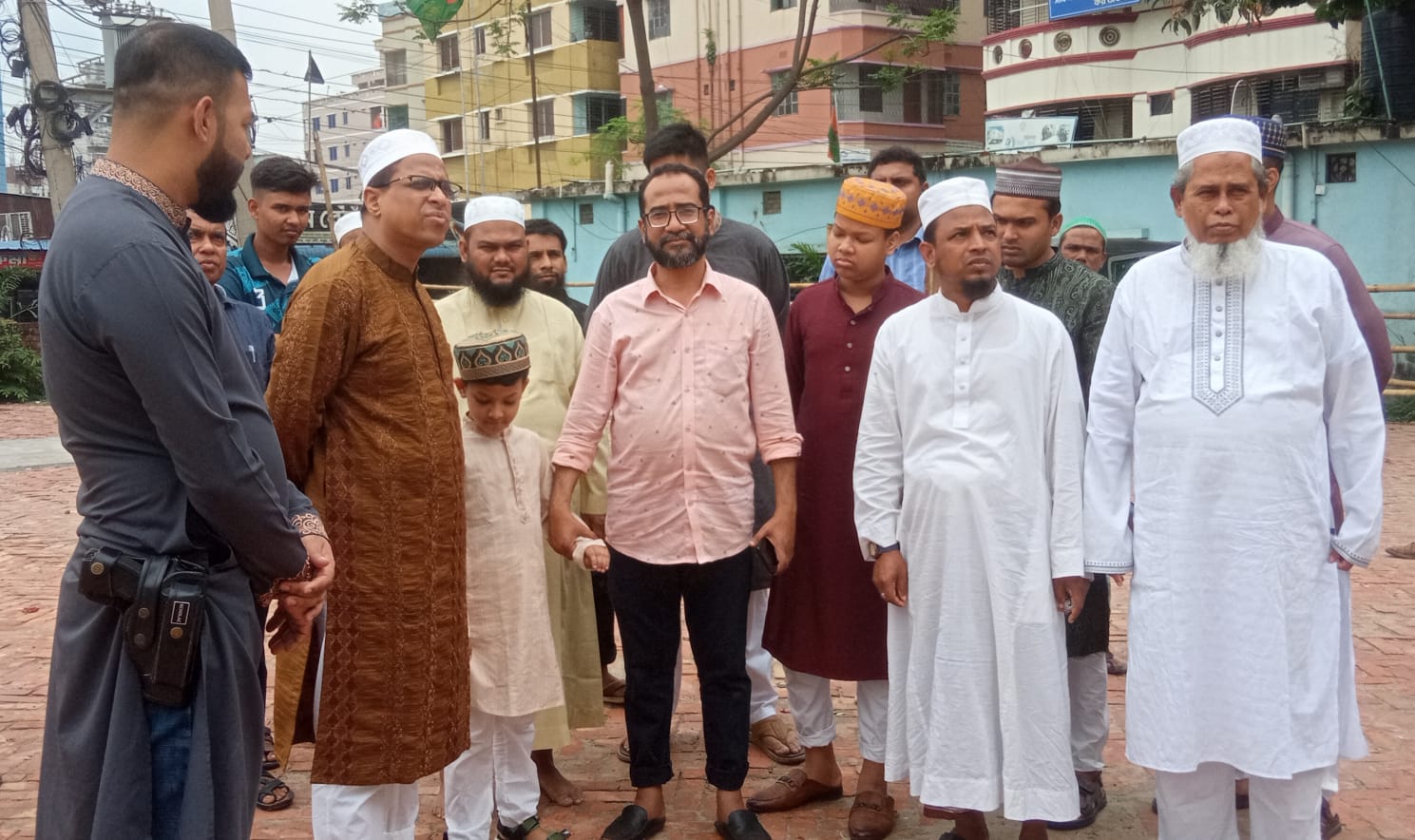 নারায়ণগঞ্জ জেলা কালেক্টরেট মসজিদের পুনঃসংস্কার কাজ পরিদর্শনে ডিসি রায়হান কবির
