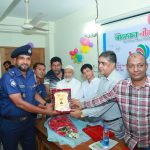 যানযট নিরসনে পেশা দায়িত্বে বিশেষ ভুমিকা পালন করায় টি আই করিম'কে সম্মাননা ক্রেস্ট প্রদান 