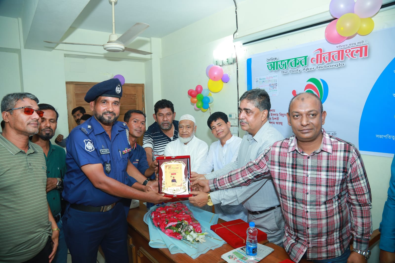 যানযট নিরসনে পেশা দায়িত্বে বিশেষ ভুমিকা পালন করায় টি আই করিম'কে সম্মাননা ক্রেস্ট প্রদান 