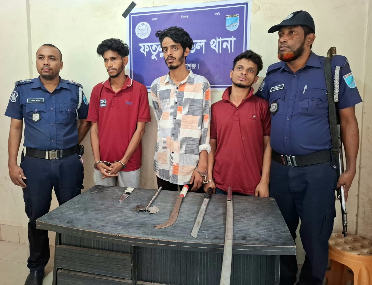 ডাকাতির প্রস্তুতিকালে ফতুল্লায় দেশীয় অস্ত্রসহ তিনজন গ্রেপ্তার 