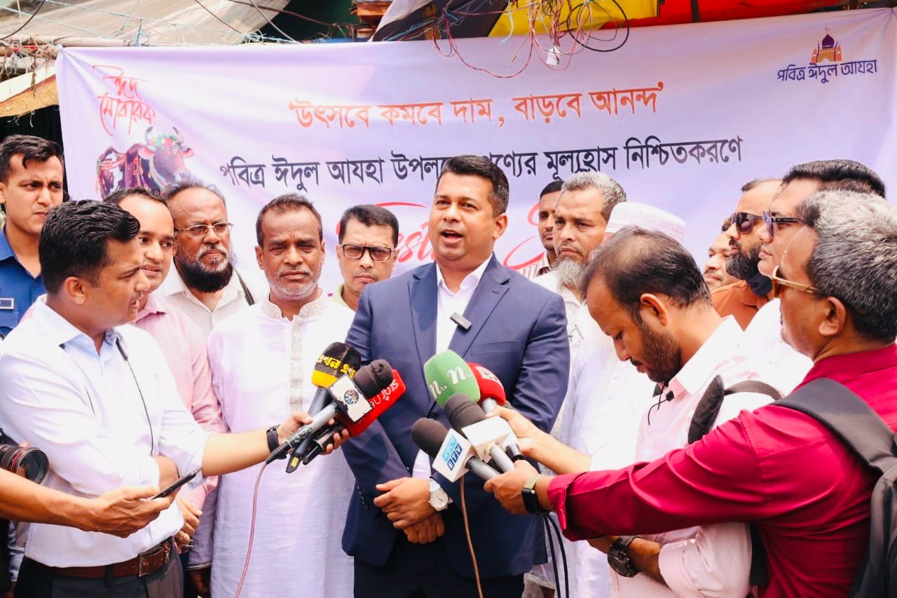 নিত্যপণ্যের দাম কমিয়ে ‘উৎসব ছাড়’ সংস্কৃতি চালু করলেন ডিসি জাহিদুল ইসলাম মিঞা