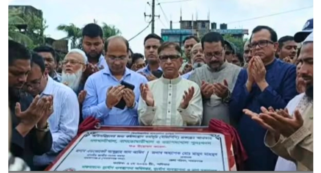 ফতুল্লায় জলাবদ্ধতা নিরসনে খাল খনন কার্যক্রমের উদ্বোধন করলেন জেলা পরিষদের প্রশাসক মামুন মাহমুদ 