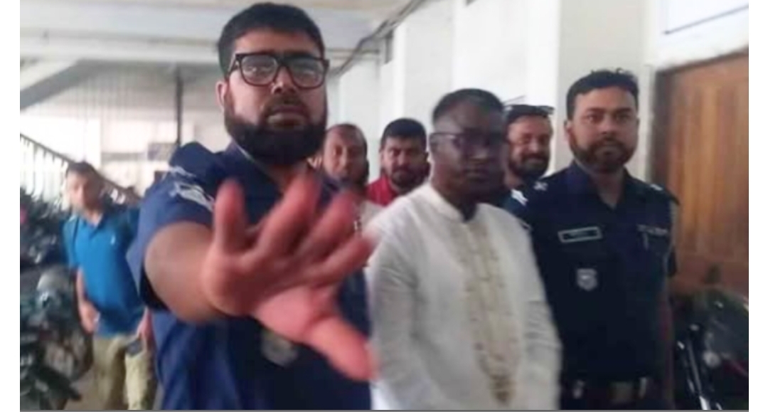 একাধিক মামলার আসামি আওয়ামীলীগ নেতা সিরাজুল মন্ডলের ছবি তুলতে গেলে পুলিশের বাঁধা 