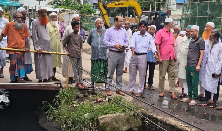 জলাবদ্ধতা ও মশাবাহিত রোগ প্রতিরোধে ড্রেন পরিষ্কার পরিচ্ছন্নতা অভিযান পরিদর্শনে ইউএনও ফয়েজ উদ্দিন