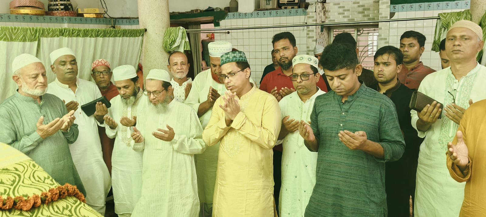 ঐতিহাসিক কদম রসুল দরগাহ পরিদর্শন ও জুমার নামাজ আদায় করলেন ডিসি রায়হান কবির
