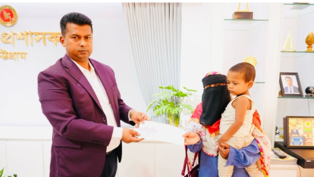 এক আবেদনেই বদলে গেল দিন: স্বামী হারিয়ে দিশেহারা রোকশানার পাশে মানবিক ডিসি জাহিদ
