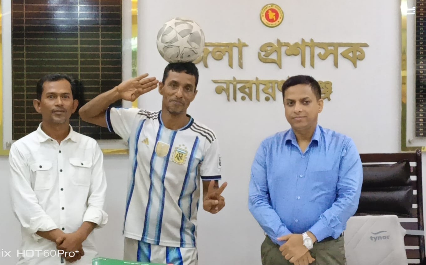 অসুস্থ গিনেস রেকর্ডধারী “ফুটবল ম্যান” মাসুদ রানাকে মানবিক সহায়তা দিয়ে পাশে দাঁড়ালেন ডিসি রায়হান কবির