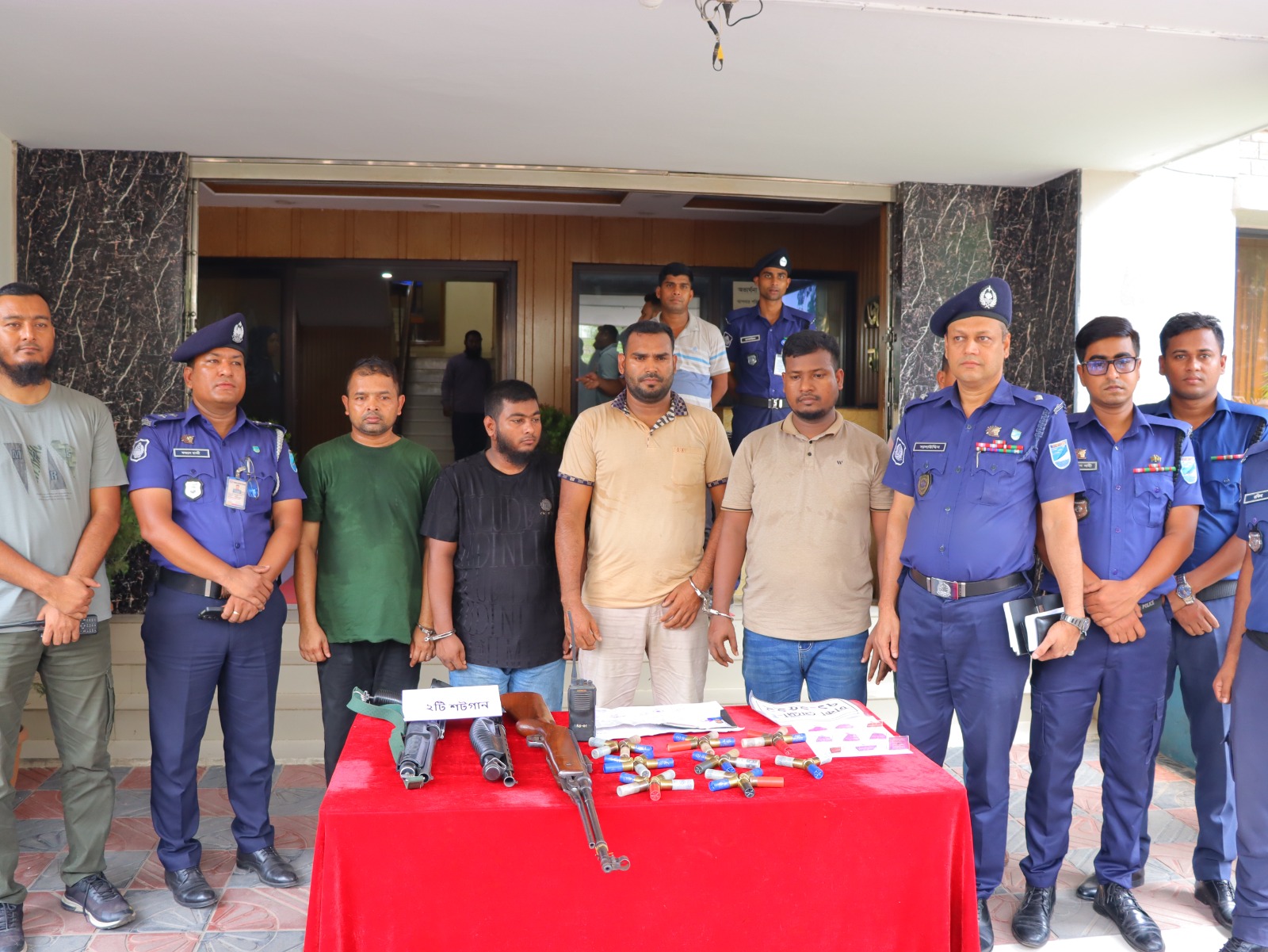 চাকরির প্রলোভন দেখিয়ে চোখে-মুখে মরিচের গুঁড়া ছিটিয়ে অস্ত্র ; চক্রের চার সদস্য গ্রেপ্তার 