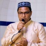নারায়ণগঞ্জ কেন্দ্রীয় জামে মসজিদে জুমার নামাজ শেষে মুসল্লিদের সঙ্গে কুশল বিনিময় করেন ডিসি মো. রায়হান কবির