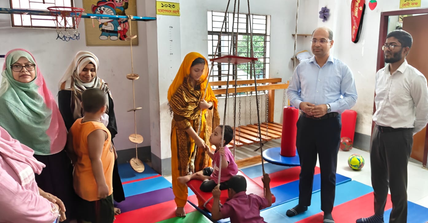 বিশেষ চাহিদা সম্পন্ন শিশুদের মাঝে শিক্ষা-থেরাপি সামগ্রী বিতরণ করেন ইউএনও এস এম ফয়েজ উদ্দিন