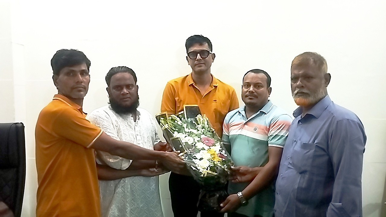 এনডিএ- চেয়ারম্যানকে সিদ্ধিরগঞ্জ থানা তাঁতীদলের সভাপতি তাজুল ইসলাম ও ৮ নং ওয়ার্ডের সভাপতি ফারুক মোল্লার ফুলেল শুভেচছা