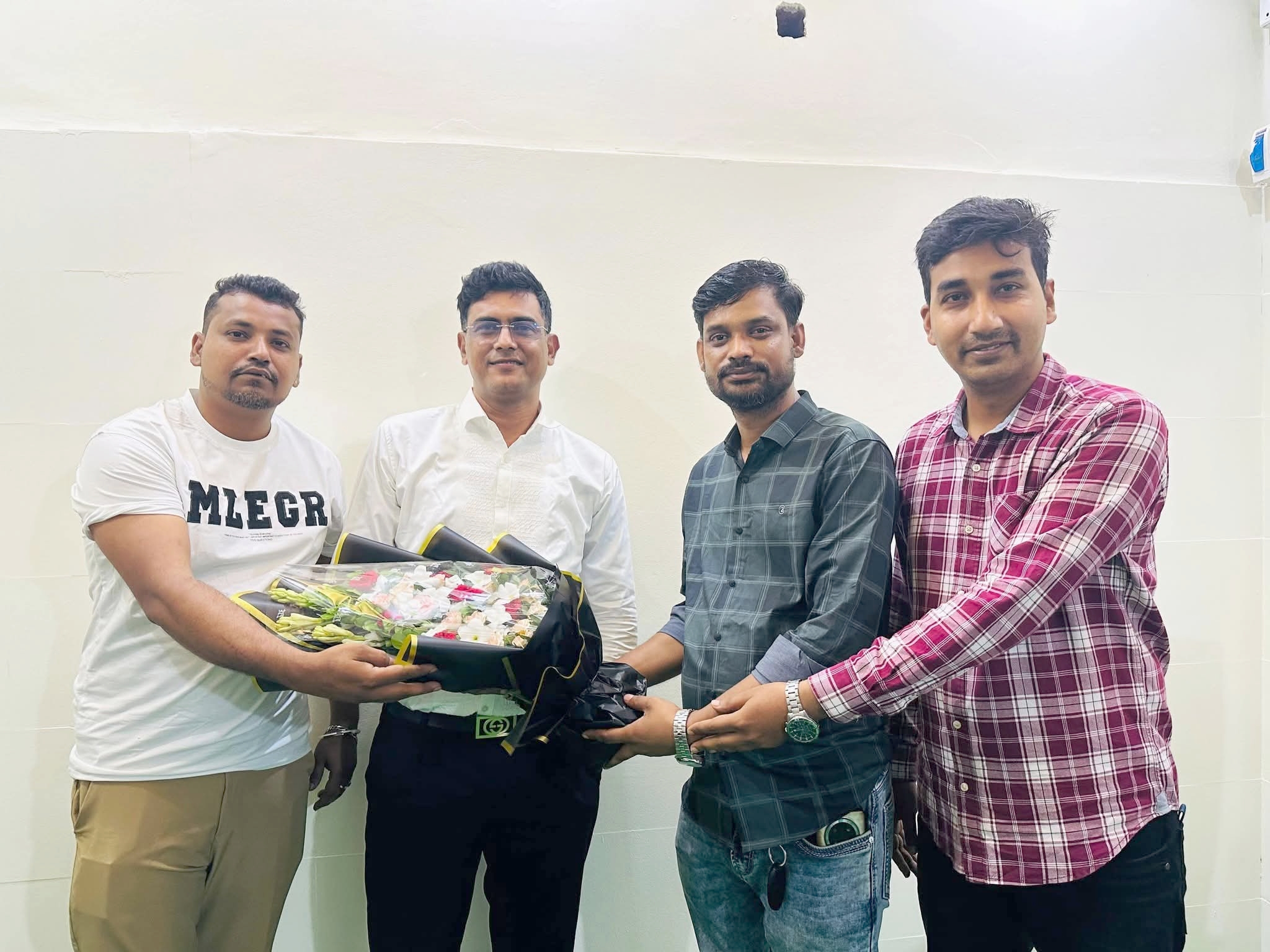 নবনিযুক্ত এনডিএ- চেয়ারম্যান'কে নাঃগঞ্জ মহানগর যুবদলের আহবায়ক সদস্য আবুল বাসার বাদশা ও আশিকুর রহমান অনি'র ফুলেল শুভেচছা 