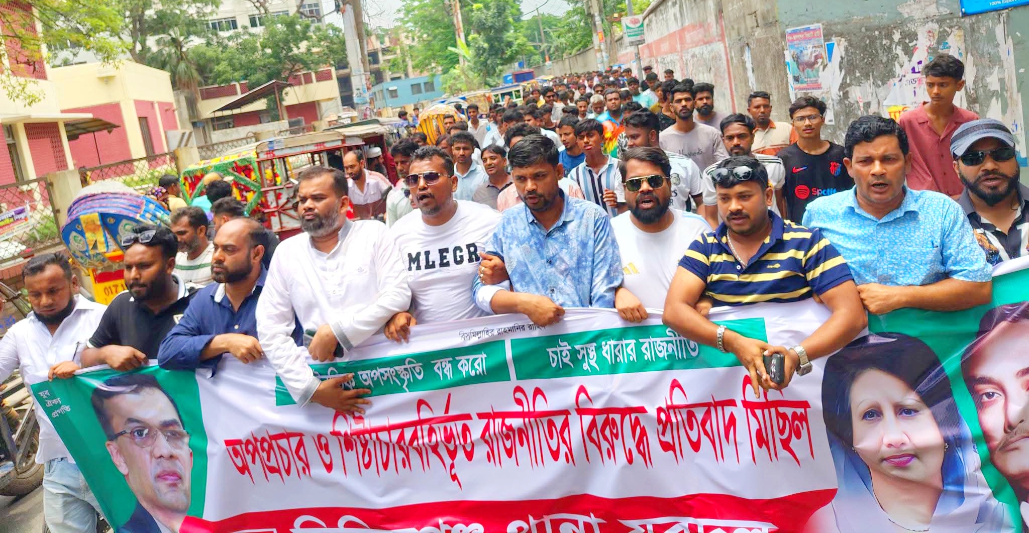 নাঃগঞ্জ জেলা ও মহানগর যুবদলের প্রতিবাদ সমাবেশে আবুল বাসার বাদশা ও অনি'র নেতৃত্বে বিশাল মিছিল নিয়ে যোগদান 