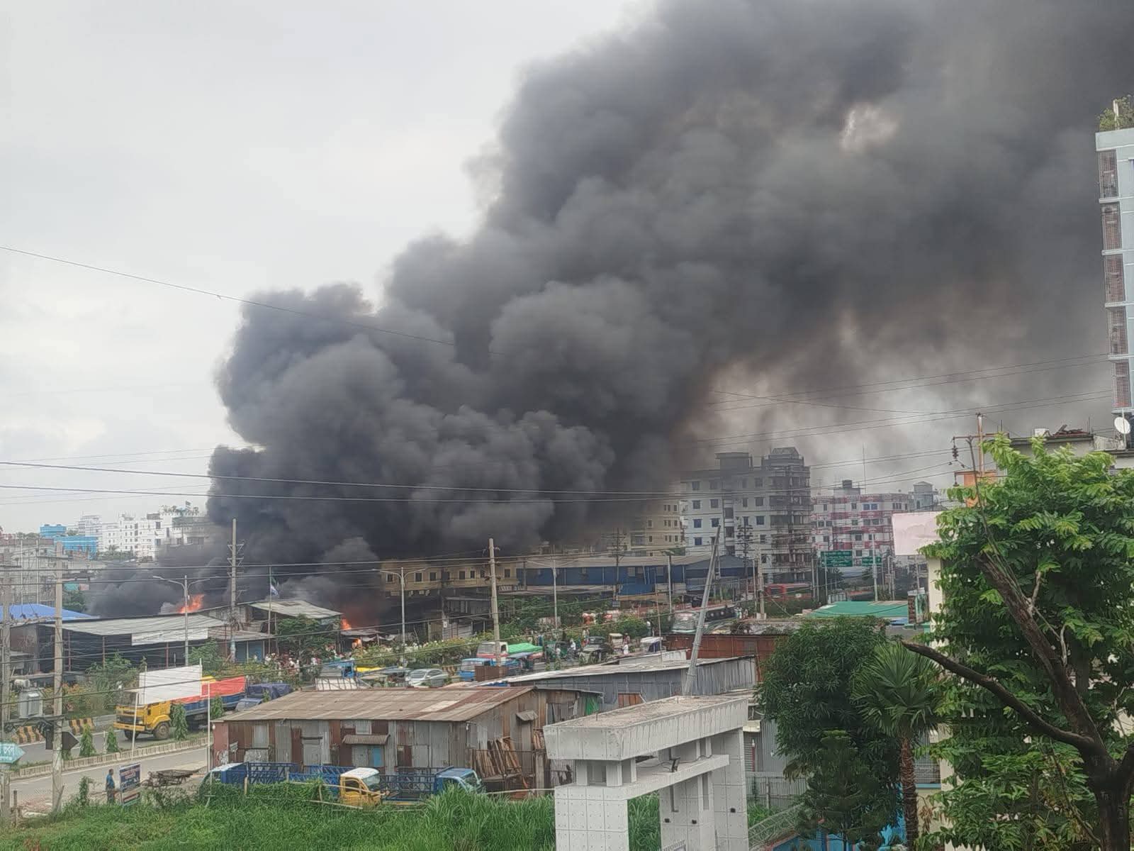নারায়ণগঞ্জের শিবু মার্কেট এলাকায় ভয়াবহ আগুনে পুড়ল ঝুটের গোডাউন 