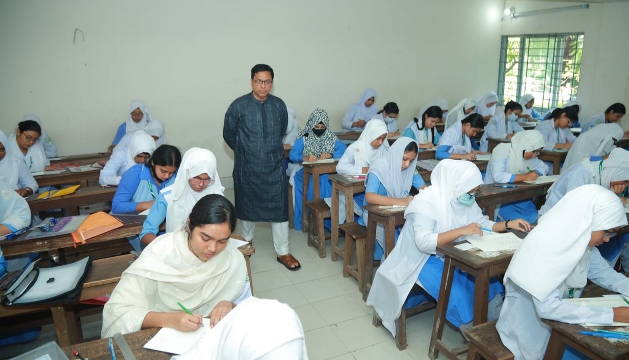 এইচএসি কেন্দ্র পরিদর্শনকালে পরীক্ষা হচ্ছে জ্ঞান, সততা ও মেধা প্রকাশের ক্ষেত্র : ডিসি মো: রায়হান কবির