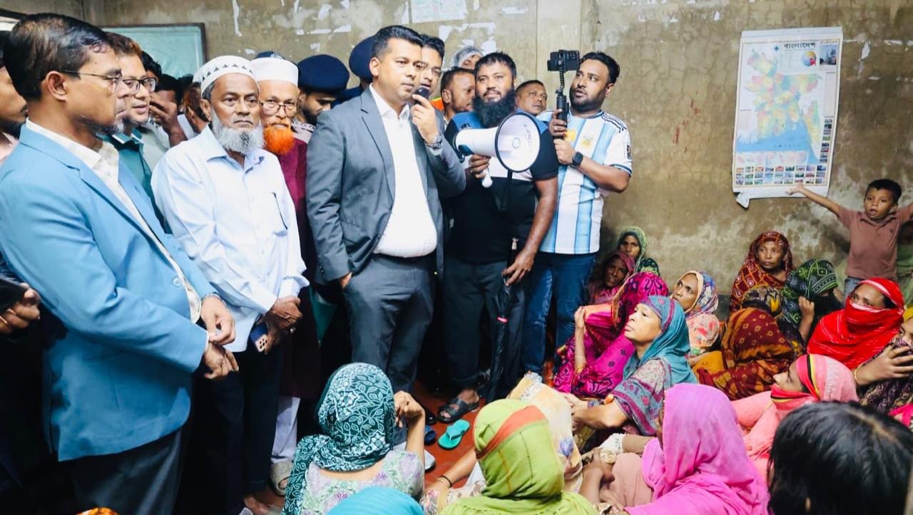 ঝড়-বৃষ্টি, কাদা ও প্রতিকূল আবহাওয়া উপেক্ষা করে মানুষের পাশে এসে দাঁড়ালেন মানবিক ডিসি জাহিদুল ইসলাম