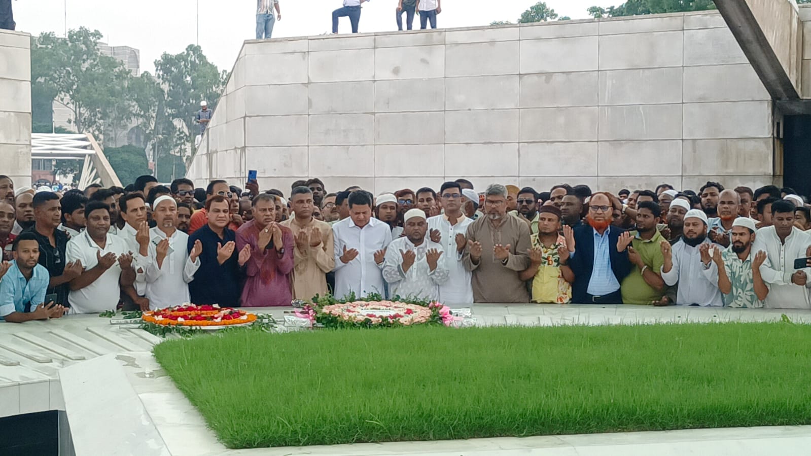 শহীদ রাষ্ট্রপতি জিয়াউর রহমান ও মরহুম খালেদা জিয়ার সমাধিতে শ্রদ্ধা জানালেন এনডিএ চেয়ারম্যান মাশুকুল ইসলাম রাজীব 