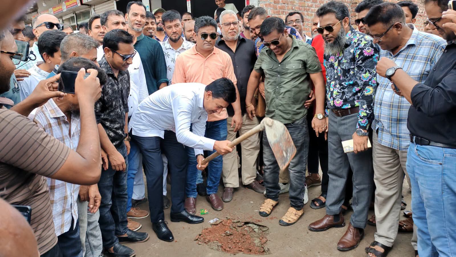 বেহাল সড়ক থেকে আধুনিক সড়কে রূপান্তরের কাজ শুরু রংপুরে