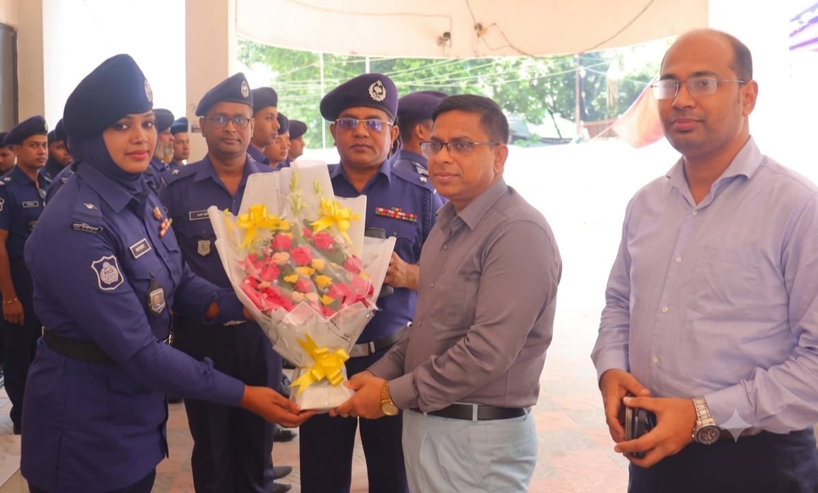 ফতুল্লা মডেল থানা আকস্মিক পরিদর্শনে জেলা প্রশাসক মো: রায়হান কবির
