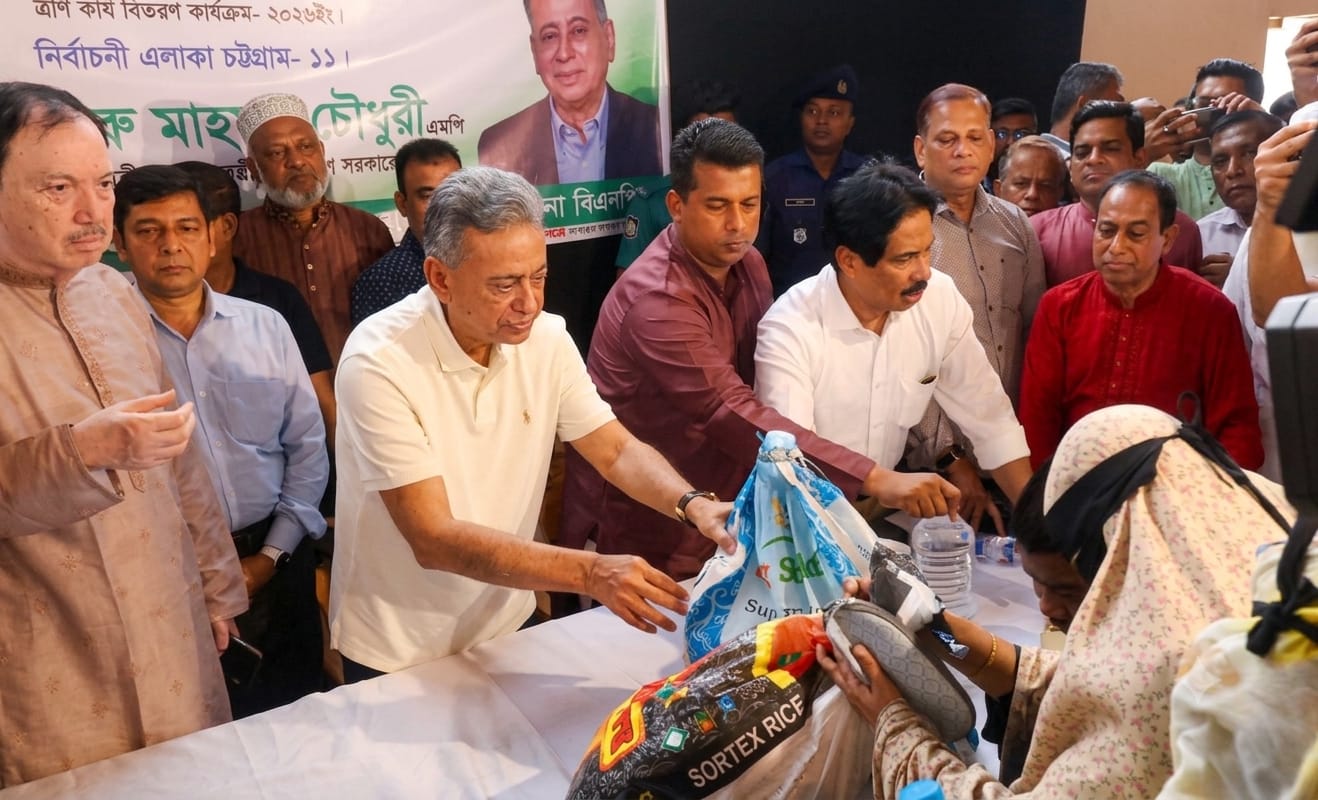 চট্টগ্রামের বন্যাদুর্গত মানুষের মধ্যে দিনব্যাপী ত্রাণ বিতরণ করেন অর্থ ও পরিকল্পনা মন্ত্রী