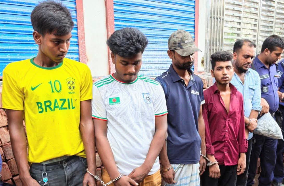 ফতুল্লায় মাদকবিরোধী যৌথ অভিযানে গাঁজাসহ ৫ জন গ্রেপ্তার