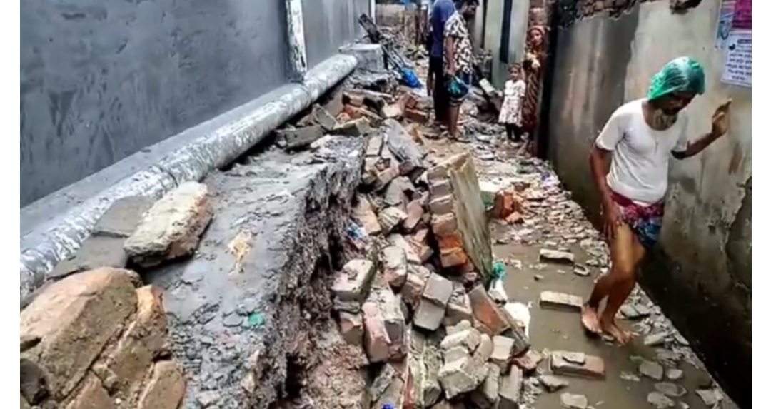 সিদ্ধিরগঞ্জে একটি বাড়ির সীমানা প্রাচীর ধসে দুই শিশু গুরুতর আহত