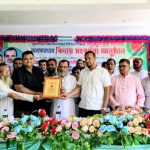 রূপগঞ্জে বর্ণাঢ্য আয়োজনে বিদায় সংবর্ধনা পেয়ে অবসরে গেলেন শিক্ষক