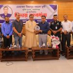 নারায়ণগঞ্জ জেলা প্রশাসনের পক্ষ থেকে বিদায়ী পুলিশ সুপারকে সম্মাননা স্মারক প্রদান