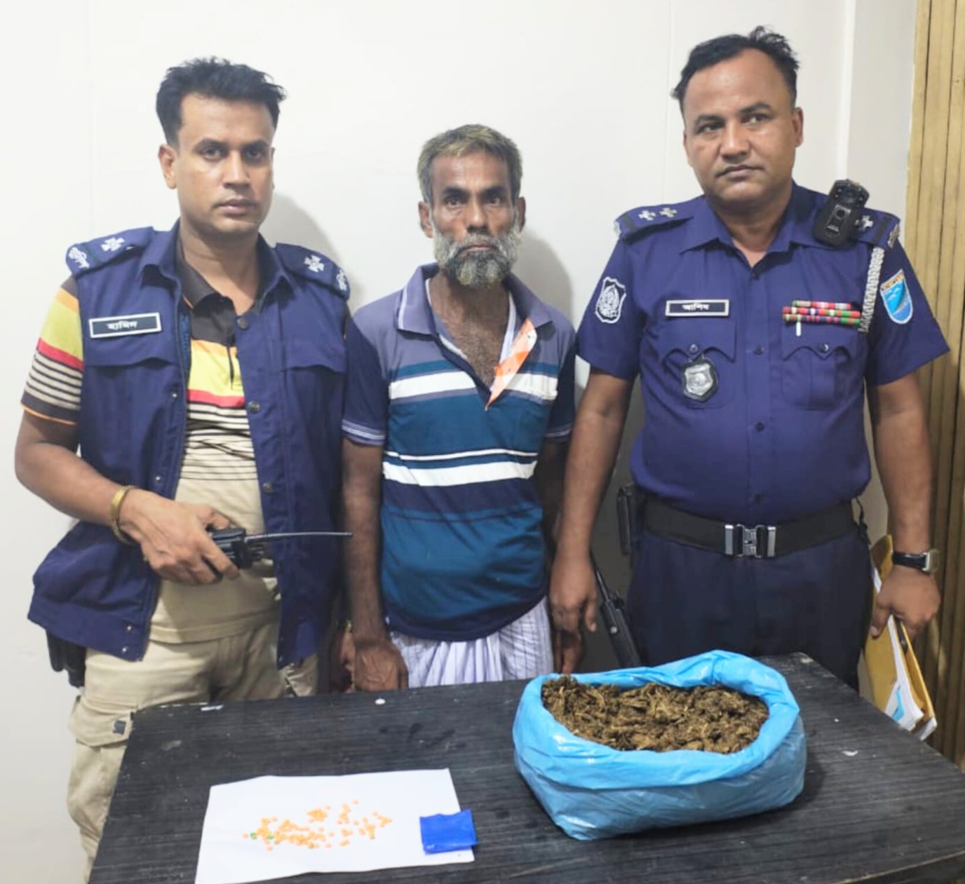 ফতুল্লায় ৮০ পিস ইয়াবা ও গাঁজাসহ গ্রেপ্তার ১