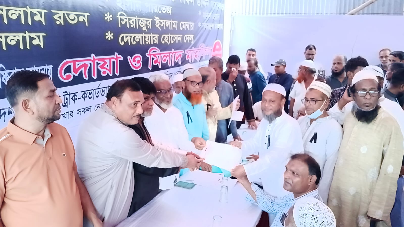 সিদ্ধিরগঞ্জে মৃত শ্রমিক নেতাকর্মীদের স্মরণে দোয়া মাহফিল, আর্থিক সহায়তা প্রদান