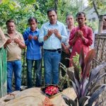 কবি ও সাংবাদিক এনামুল হক প্রিন্স- এর শিয়রে বর্ণ সাহিত্য পত্রের ফুলেল শ্রদ্ধাঞ্জলি
