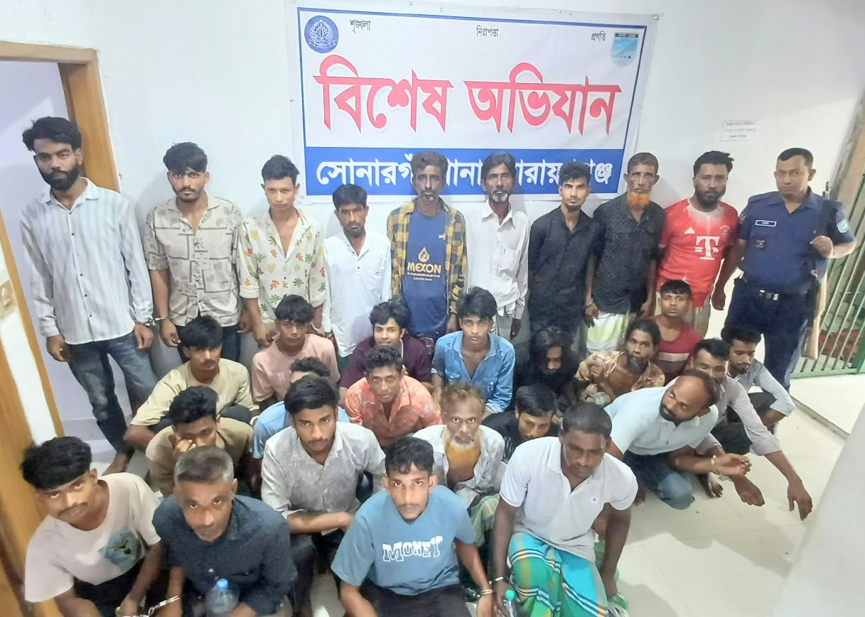 নারায়ণগঞ্জে পুলিশের বিশেষ অভিযানে ৭৭ জন গ্রেপ্তার, উদ্ধার পিস্তল-গুলি ও মাদক