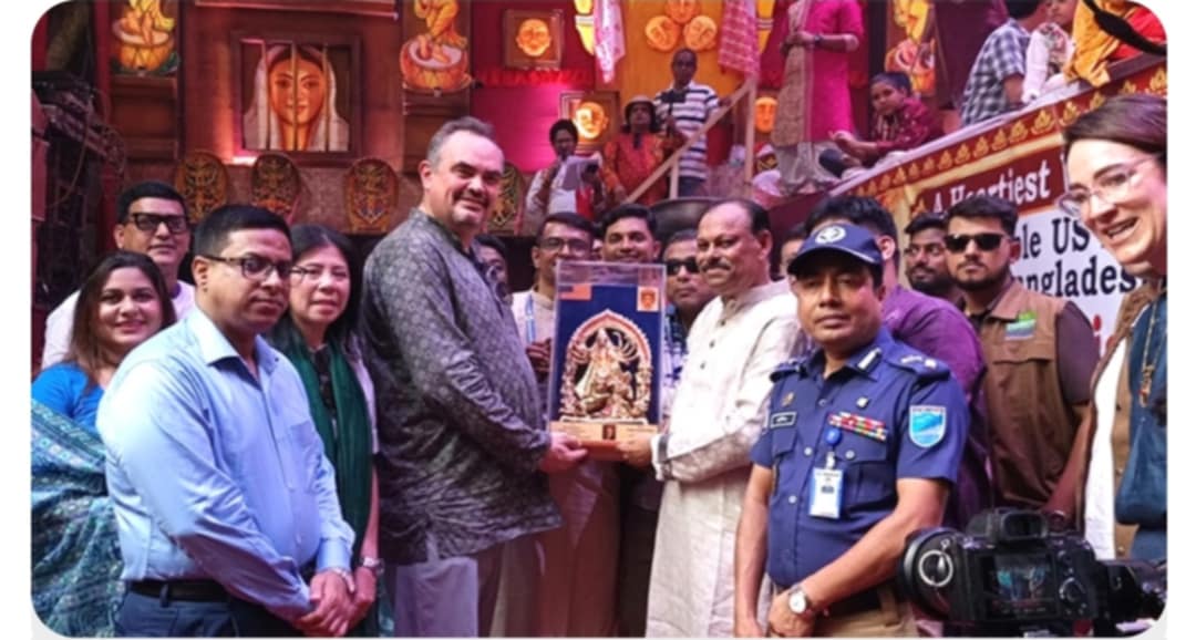 আমলাপাড়া পূজামণ্ডপে মার্কিন রাষ্ট্রদূত, মুগ্ধ ঐতিহ্য ও বর্ণিল আয়োজনে