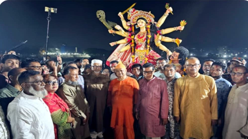 শীতলক্ষ্যায় প্রতিমা বিসর্জনে শেষ হলো নারায়ণগঞ্জের দুর্গোৎসব